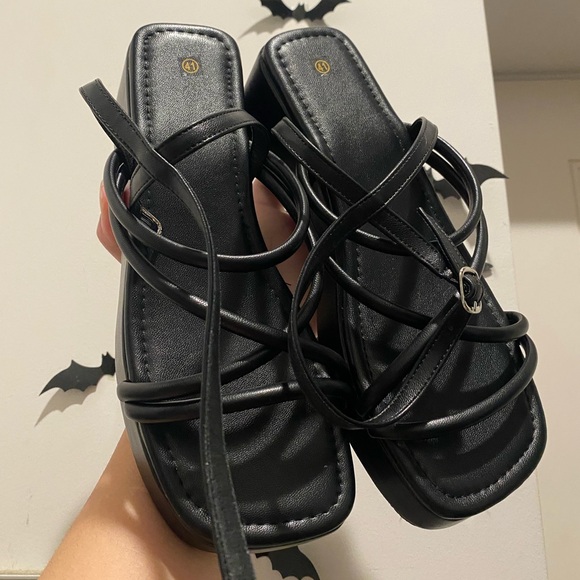 BRAND NEW Strappy Chunky Heel Platform Peep Toe Gothic Sandals - Picture 1 of 6